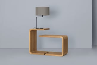 Houten nachtkastje met geïntegreerde lamp, zwart metalen arm en grijze stoffen kap, minimalistische vorm.