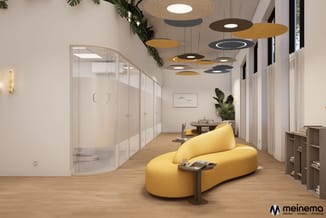 Modern kantoorinterieur met gele organische bank, houten vloer, hanglampen in geel/zwart/grijs, glazen kantoor, planten en wi