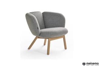 Grijze loungefauteuil met afgeronde vormen, gestoffeerd in wollen stof, op houten poten in naturel hout.