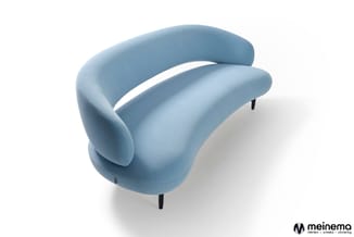 Blauwe fauteuil met organische, afgeronde vormen en zwarte poten tegen witte achtergrond.