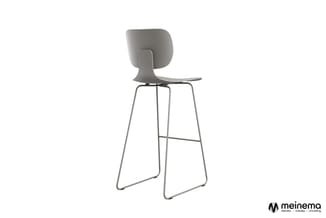 Grijze barkruk met gebogen rugsteun en zitting, metalen frame met voetsteun.