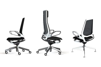 Drie ergonomische bureaustolen met zwarte zitting en grijze/witte structuur in verschillende hoeken weergegeven.