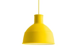 Gele hanglamp met koepelvormige kap en gele ophangdraad tegen witte achtergrond.