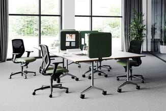Moderne kantoorruimte met witte tafel, groene ergonomische bureaustoelen, zwarte scheidingspanelen en grote ramen met uitzich