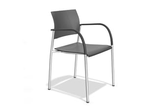 Grijze kantoorstoel met zwarte zitting en rugleuning, zilverkleurig metalen frame, armsteunen, op wielen.
