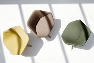 Drie design fauteuils in geel, beige en groen met houten poten, tegen witte achtergrond met schaduwpatroon.