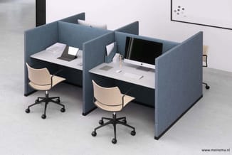 Twee werkplekken met blauwe akoestische scheidingswanden, witte bureaubladen, beige bureaustoelen en computermonitors in kant
