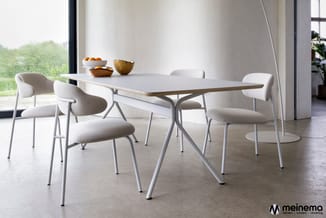 Moderne vergadertafel in wit met houten rand, omgeven door vier witte stoelen met beige bekleding in minimalistische kantoorr