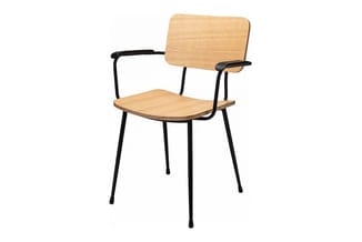 Houten stoel met armleuningen, zwart metalen frame, gepolsterde zwarte armsteunen, rechthoekige zitting en rugleuning.