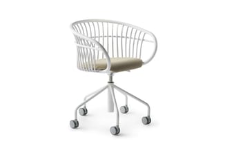 Witte kantoorstoel met uitgeklapte zitting, kunststof schaal met verticale latten, beige zitting, wit onderstel op wieltjes,