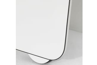Witte tafel met afgeronde hoeken en zwarte rand, schuin gefotografeerd tegen neutrale achtergrond.