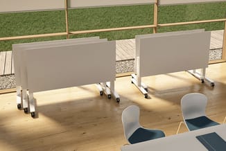 Twee grijze mobile scheidingswanden op wielen in houten kantoorruimte met witte stoelen op voorgrond en groene akoestische pa