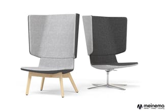 Twee moderne stoelen met grijze en donkergrijze bekleding: links een stoel op houten poten, rechts een draaistoel op aluminiu