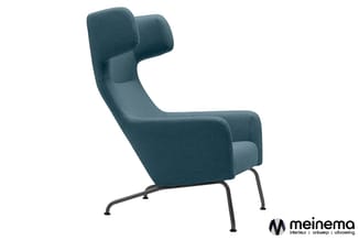 Moderne fauteuil in petrol-blauwe stof met hoge rugsteun, armleuningen en zwart metalen pootframe tegen witte achtergrond.