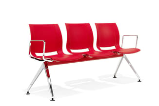 Rood wachtbankje met drie zitplaatsen, aluminium frame, moderne vormgeving, geïsoleerd op witte achtergrond.