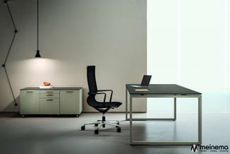 Moderne kantoorruimte met lichtgroen sideboard, zwarte bureaustoel, zwart bureau, hanglamp en laptop op tafel.