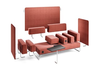 Modulair kantoorinterieur in rood-bruine stof: bank met zitmodules, rugsteunen, akoestische schermen en bijzettafel met lapto