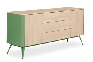 Dressoir met licht houtfineer, groene zijkanten, drie laden in het midden en kastdeuren, op groene metalen poten.