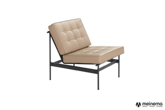 Loungestoel met beige gestoffeerde zitting en rugleuning, zwart metalen frame, minimalistische vorm.