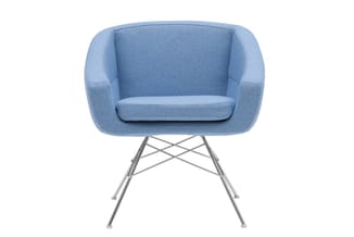 Blauwe fauteuil met gestoffeerde zitting en rugleuning, chromen stelage met kruispatroon, frontaal gepositioneerd.