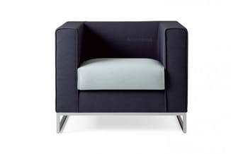 Zwarte fauteuil met lichtgrijze zitting, armsteun aan beide zijden en metalen poten, tegen witte achtergrond.