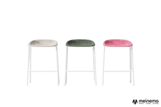 Drie barkrukken met witte metalen frames en gewatteerde zittingen in beige, donkergroen en roze.