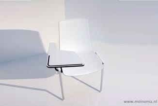 Witte stapelstoel met zwarte armsteun, minimalistisch design op grijs oppervlak tegen neutrale achtergrond.