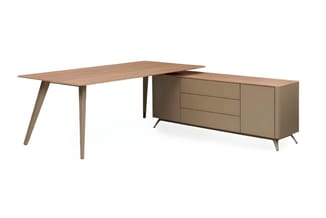Hoekbureau in natuurtinten met houten tafelblad en houten poten, gecombineerd met lage kastunit met schuifdeuren en laden.