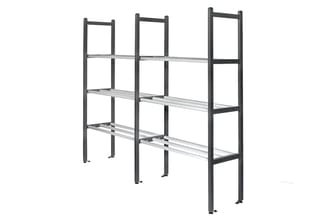 Industrieel stalen kastenstelsel met drie zwarte frames en drie zilveren metalen legplanken, vrijstaande opstelling.
