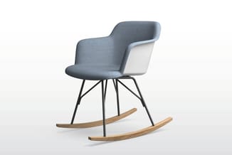Schommelstoel met grijze bekleding, wit kunststof rug, metalen frame en houten schommelbasis.