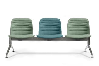 Wachtbank met drie gestoffeerde stoelen in groen en blauw, metalen frame met chromen poten.