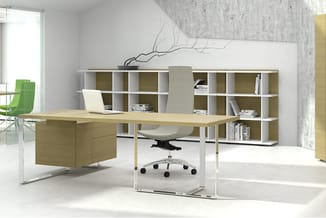 Modern kantoor met licht houten bureau, witte bureaustoel met wielen, witte open kasten met houtinleg, groene stoel op achter
