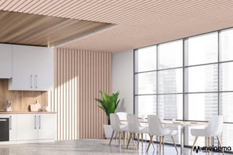Modern kantoor met witte eetaffel, grijze stoelen, witte keuken met houten accenten, houten latten scheidingswand en grote ra