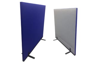Twee vrijstaande akoestische schermen met metalen voetframe. Links donkerblauwe uitvoering, rechts grijze. Beide rechthoekig