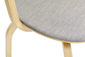Houten stoel met grijze zitting en gebogen houten rugleuning, detail van zitting en frame.