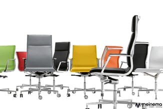 Collectie kantoorbureaustolen in verschillende kleuren (groen, rood, grijs, zwart, geel, oranje, wit) en uitvoeringen op wiel