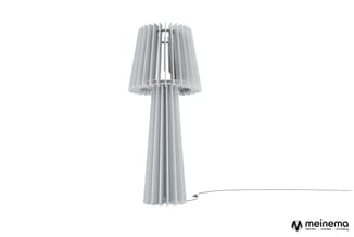Witte staande lamp met lampenkap uit verticale lamellen, cilindrische vorm, op wit oppervlak tegen witte achtergrond.