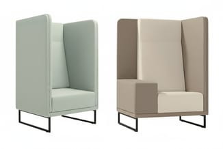Twee hoekfauteuils met hoge zijwanden en rugsteunen. Links grijs-groen model, rechts taupe-beige tweekleurig design. Beide op