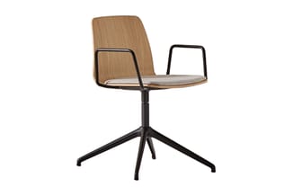 Inclass Varya Wood stoel met houten kuip, grijze opdekstoffering, zwarte armleggers en een zwart draaibaar kruisvoetonderstel, vrijstaand op wit en kijkend naar rechts.