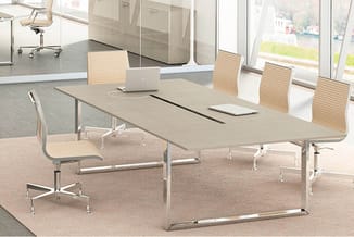 Moderne vergadertafel met grijsbeige blad, zilveren onderstel en houten stoelen in lichte tint, geplaatst in kantoorruimte me