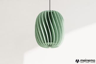 Groene hangende akoestische lamp met verticale lamellen, opgehangen aan zwart koord tegen witte achtergrond.