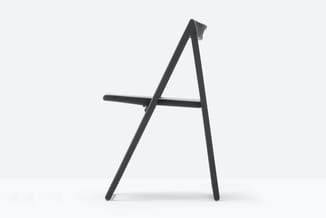 Zwarte minimalistische stoel met driehoekig frame en horizontale zitting, weergegeven tegen neutrale achtergrond.