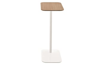 Hoog, smal staantafel met naturel houten blad en witte metalen poot op vierkante witte voet.