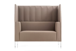 Gesloten loungefauteuil met hoge rugleuning in taupe stof op wit metalen onderstel, geschikt voor kantoorinrichting.