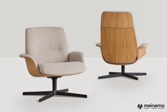 Twee draaibare fauteuils met houten armleuningen en zwart kruisvoetonderstel. Links beige bekleding, rechts houten rug.