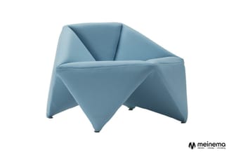 Blauwe fauteuil met geometrische origami-achtige vorming, vier uitstekende hoeken aan basis, minimalistische design.