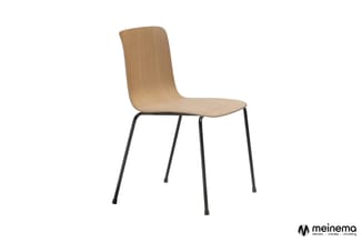 Houten stoel met gebogen rugleuning en zitting, zwart metalen onderstel, vier poten.