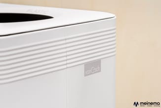 Wit kantoormeubel met horizontale lamellenstructuur, van Esch-branding zichtbaar, tegen beige achtergrond.
