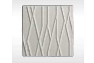 Grijze 3D wandpaneel met golvend golfpatroon in verticale richting, geplaatst op witte achtergrond.