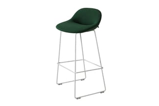 Groene barkruk met gebogen zitting, grijze metalen frame met voetsteun, zithoogte voor bar of hoog tafelblad.